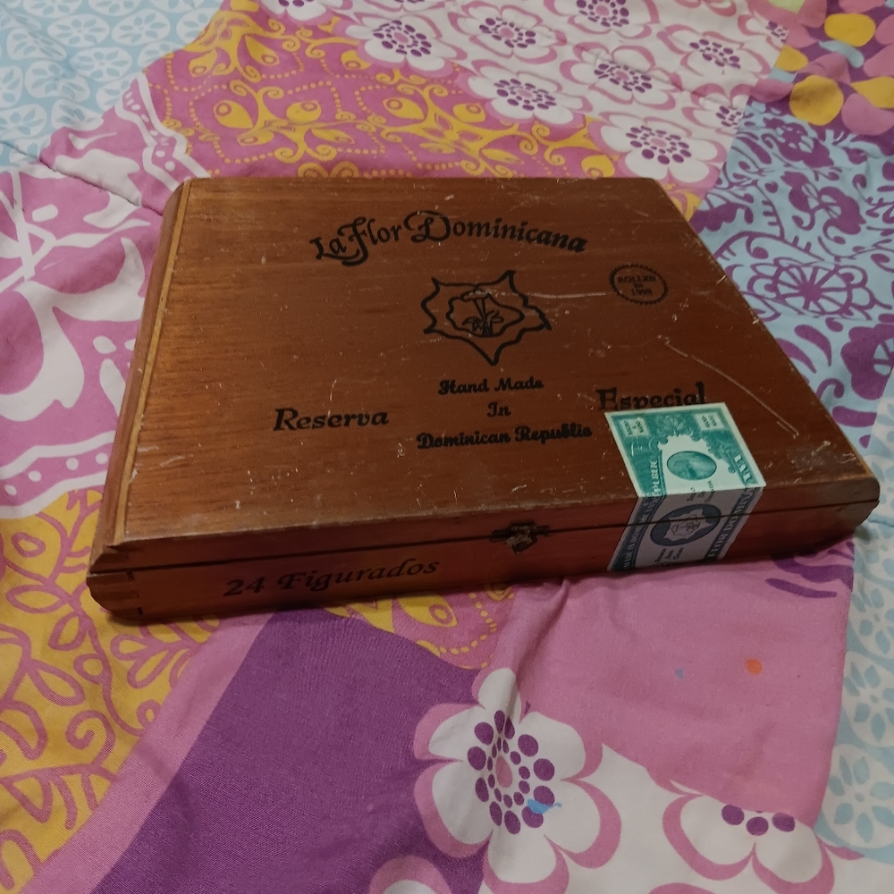 🎅 Wooden cigar box